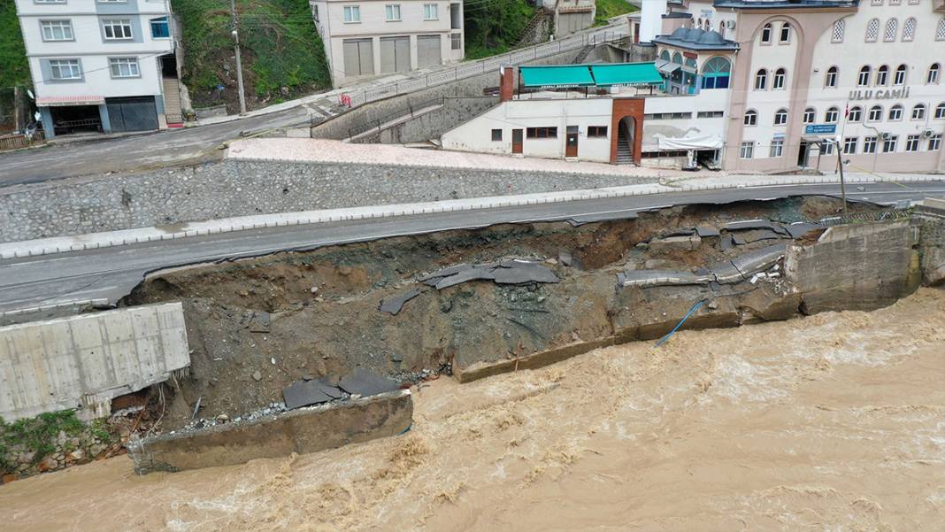 Giresun Dereli'de yine aynı manzara: Yol çöktü, köprü hasar gördü 2